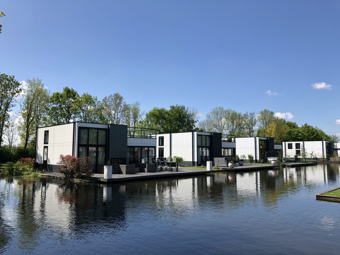 EuroParcs-Bad-Hoophuizen-water-huizen.jpg