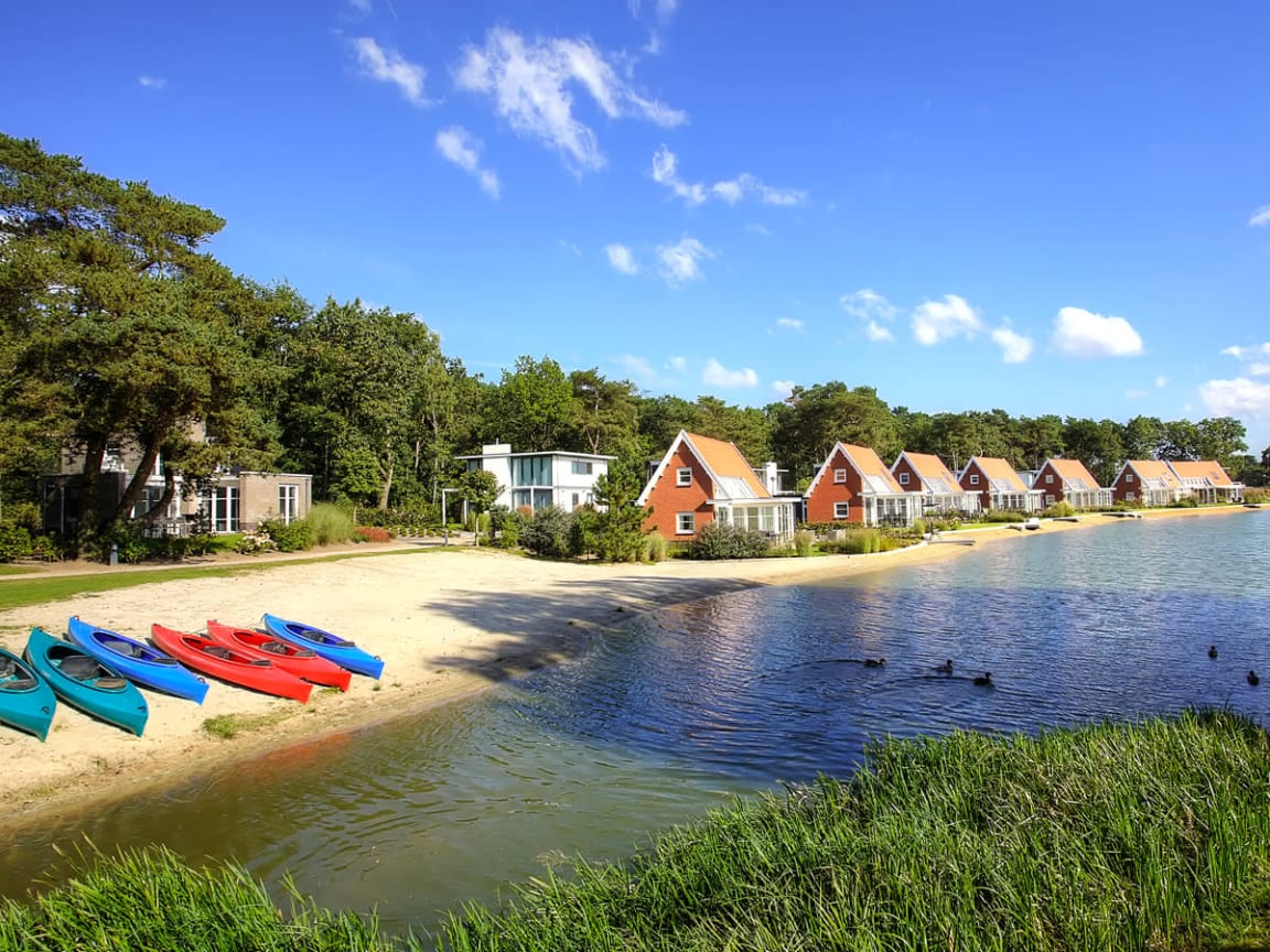 EuroParcs-De-Zanding-meer-bootjes-huizen.jpg